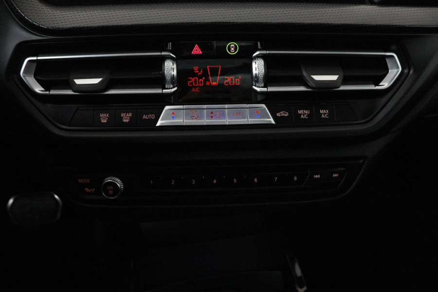 BMW 2 Serie Gran Coupé 218i Business Edition (PANORAMADAK, PARKEERSENSOREN, CAMERA, CRUISE CONTROL, NAVIGATIE, DEALER ONDERHOUDEN)