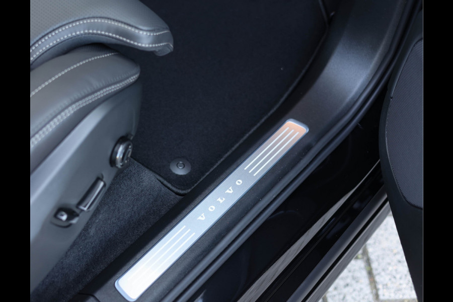 Volvo XC90 T8 AWD Ultra Dark *Pano*Trekhaak*Luchtvering*Massage*