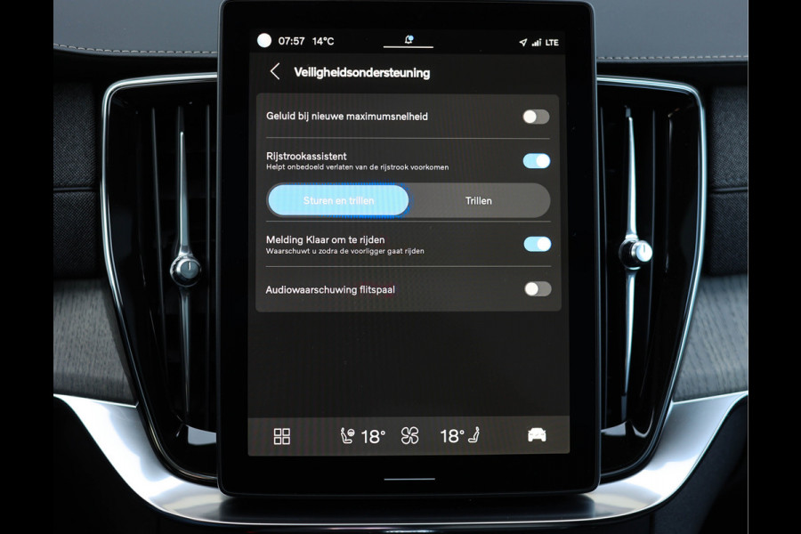 Volvo XC90 T8 AWD Ultra Dark *Pano*Trekhaak*Luchtvering*Massage*
