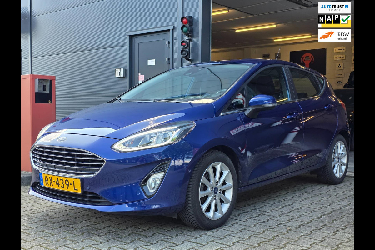 Ford Fiesta 1.0 EcoBoost Titanium / NAP / GARANTIE / CARPLAY / CAMERA / ALLSEASON / 6-BAK / DAB+ / LED / ISOFIX / LM-VELGEN ''16 ! Ford Fiesta 1.0 EcoBoost Titanium / NAP / GARANTIE / CARPLAY / CAMERA / ALLSEASON / 6-BAK / DAB+ / LED / ISOFIX / LM-VELGEN ''16 !
