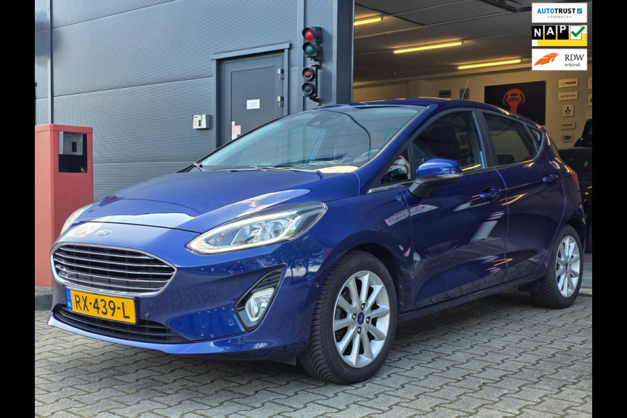 Ford Fiesta 1.0 EcoBoost Titanium / NAP / GARANTIE / CARPLAY / CAMERA / ALLSEASON / 6-BAK / DAB+ / LED / ISOFIX / LM-VELGEN ''16 !