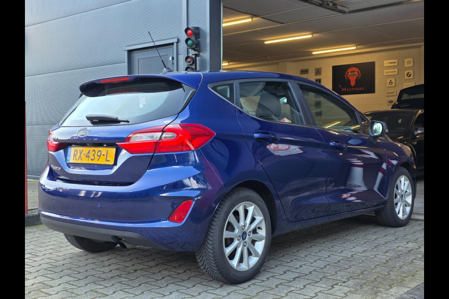 Ford Fiesta 1.0 EcoBoost Titanium / NAP / GARANTIE / CARPLAY / CAMERA / ALLSEASON / 6-BAK / DAB+ / LED / ISOFIX / LM-VELGEN ''16 !
