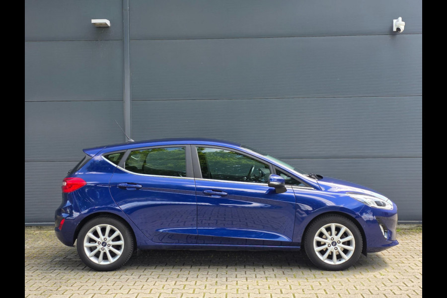 Ford Fiesta 1.0 EcoBoost Titanium / NAP / GARANTIE / CARPLAY / CAMERA / ALLSEASON / 6-BAK / DAB+ / LED / ISOFIX / LM-VELGEN ''16 !