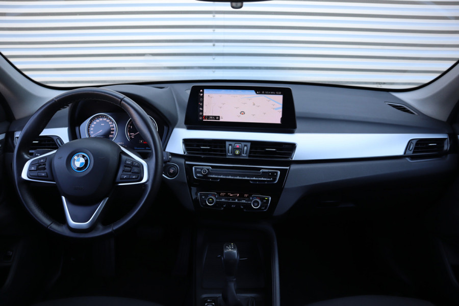 BMW X1 xDrive25e Trekhaak / Camera / Head-up / LED / Stoelverwarming / Cruise / Climate