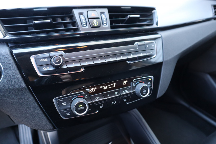 BMW X1 xDrive25e Trekhaak / Camera / Head-up / LED / Stoelverwarming / Cruise / Climate