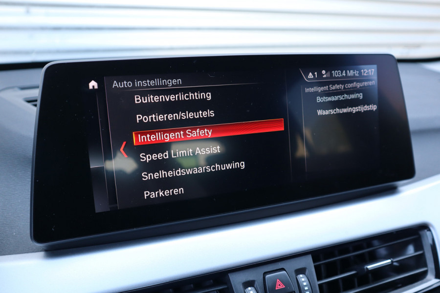 BMW X1 xDrive25e Trekhaak / Camera / Head-up / LED / Stoelverwarming / Cruise / Climate