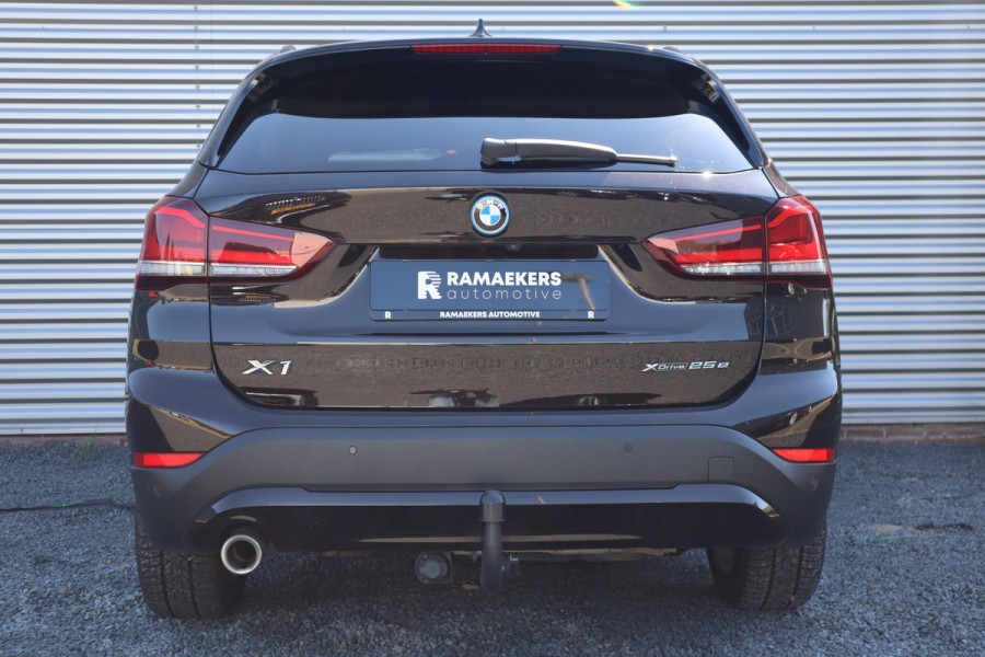 BMW X1 xDrive25e Trekhaak / Camera / Head-up / LED / Stoelverwarming / Cruise / Climate
