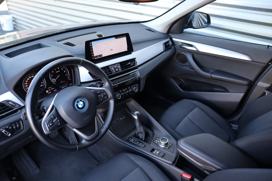 BMW X1 xDrive25e Trekhaak / Camera / Head-up / LED / Stoelverwarming / Cruise / Climate
