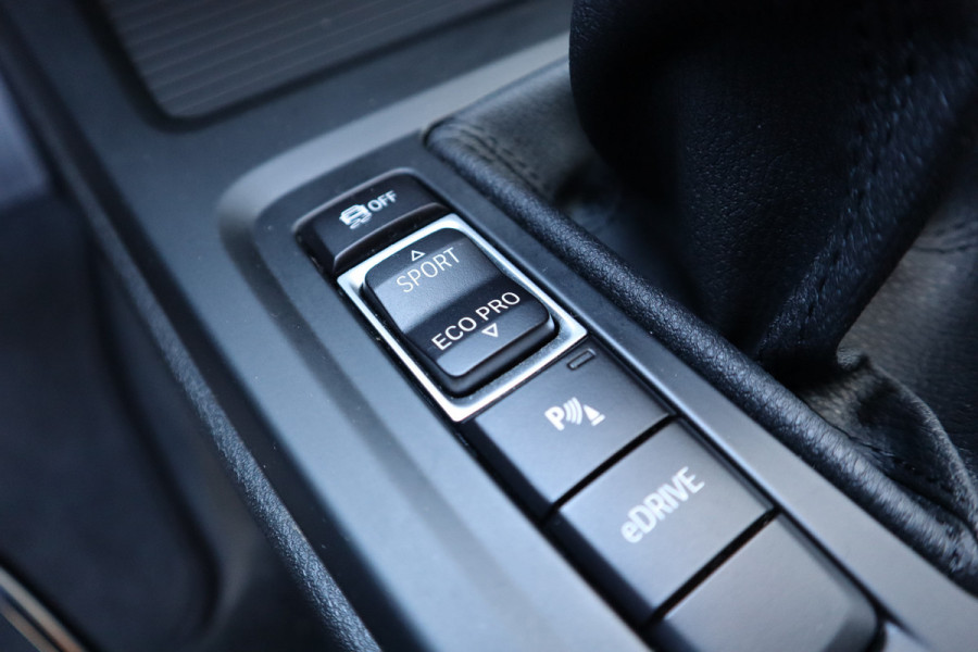 BMW X1 xDrive25e Trekhaak / Camera / Head-up / LED / Stoelverwarming / Cruise / Climate