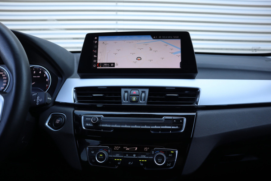 BMW X1 xDrive25e Trekhaak / Camera / Head-up / LED / Stoelverwarming / Cruise / Climate