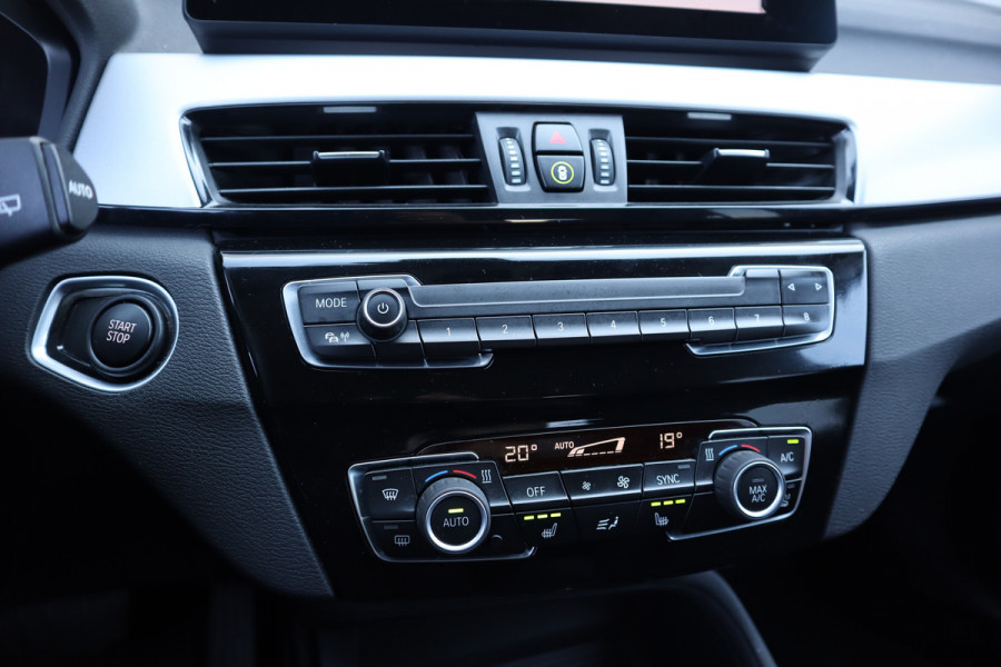 BMW X1 xDrive25e Trekhaak / Camera / Head-up / LED / Stoelverwarming / Cruise / Climate