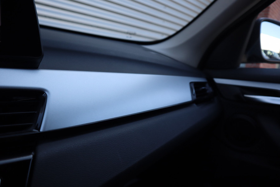 BMW X1 xDrive25e Trekhaak / Camera / Head-up / LED / Stoelverwarming / Cruise / Climate