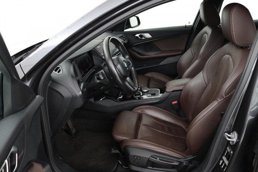BMW 1-serie 116i High Executive | M Sport | Leder | Stoelverwarming | Carplay | Full LED | Sportstoelen | Navigatie | Climate control | Live Cockpit | Parkeerhulp | Cruise control