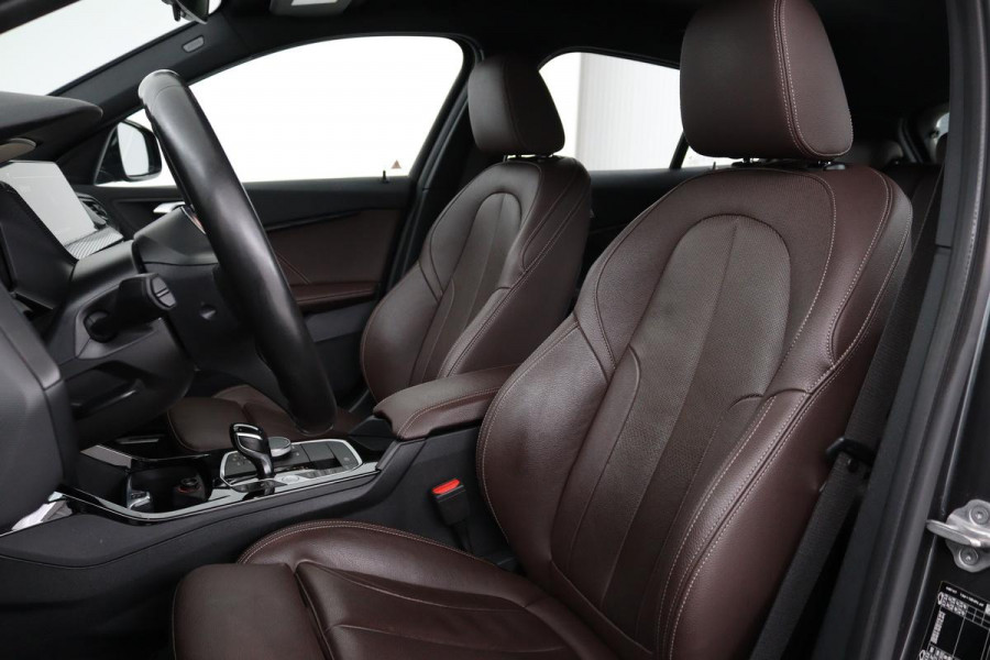 BMW 1-serie 116i High Executive | M Sport | Leder | Stoelverwarming | Carplay | Full LED | Sportstoelen | Navigatie | Climate control | Live Cockpit | Parkeerhulp | Cruise control