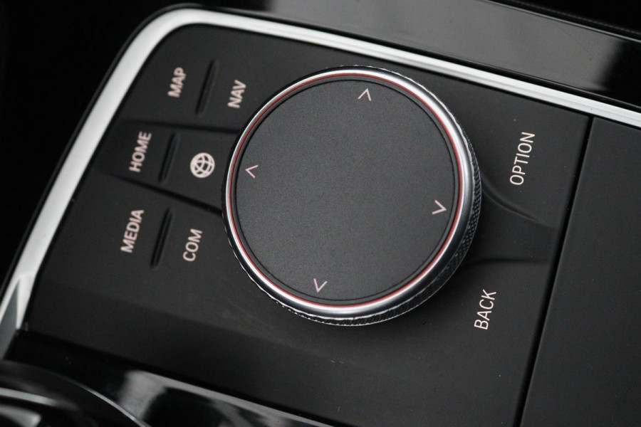 BMW 1-serie 116i High Executive | M Sport | Leder | Stoelverwarming | Carplay | Full LED | Sportstoelen | Navigatie | Climate control | Live Cockpit | Parkeerhulp | Cruise control
