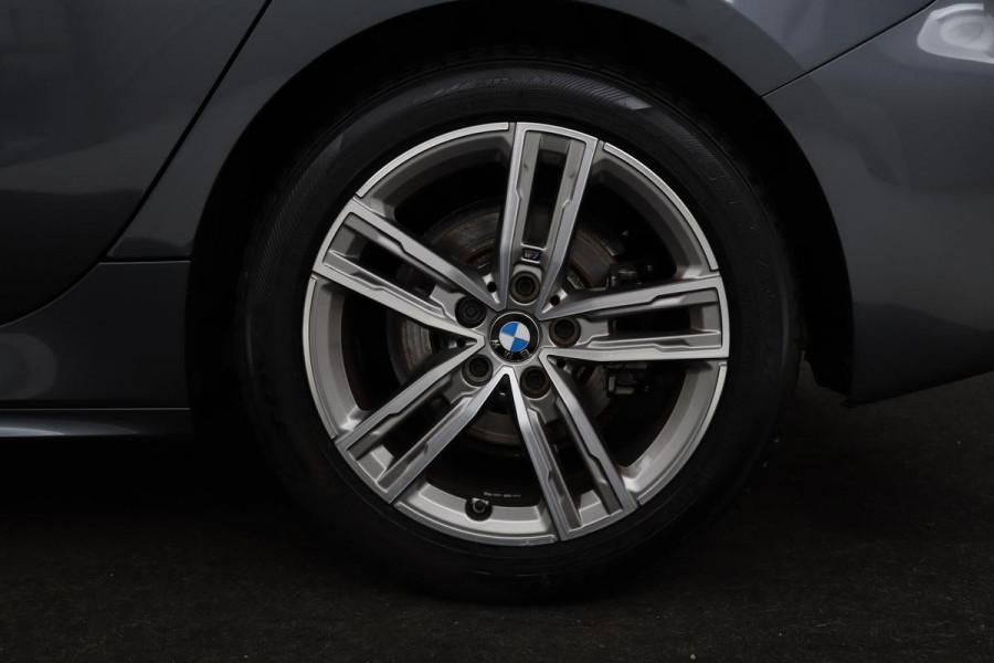 BMW 1-serie 116i High Executive | M Sport | Leder | Stoelverwarming | Carplay | Full LED | Sportstoelen | Navigatie | Climate control | Live Cockpit | Parkeerhulp | Cruise control