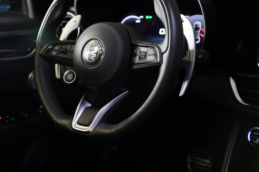 Alfa Romeo Giulia 2.0 T GME AWD Tributo Italiano / FACELIFT / Digital Cockpit / Acc / HK / Leder / Elek Stoelen / Camera / 19 Inch