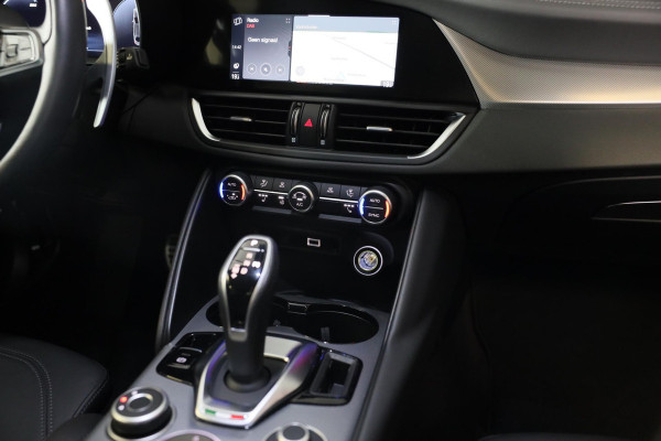 Alfa Romeo Giulia 2.0 T GME AWD Tributo Italiano / FACELIFT / Digital Cockpit / Acc / HK / Leder / Elek Stoelen / Camera / 19 Inch