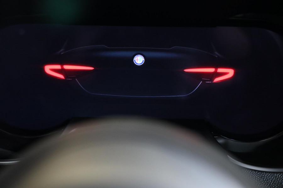 Alfa Romeo Giulia 2.0 T GME AWD Tributo Italiano / FACELIFT / Digital Cockpit / Acc / HK / Leder / Elek Stoelen / Camera / 19 Inch