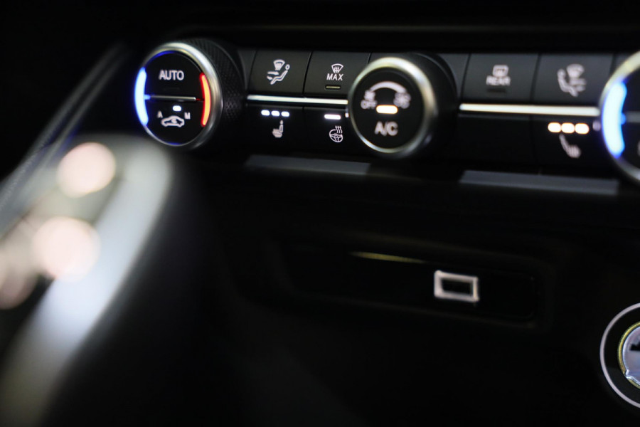 Alfa Romeo Giulia 2.0 T GME AWD Tributo Italiano / FACELIFT / Digital Cockpit / Acc / HK / Leder / Elek Stoelen / Camera / 19 Inch