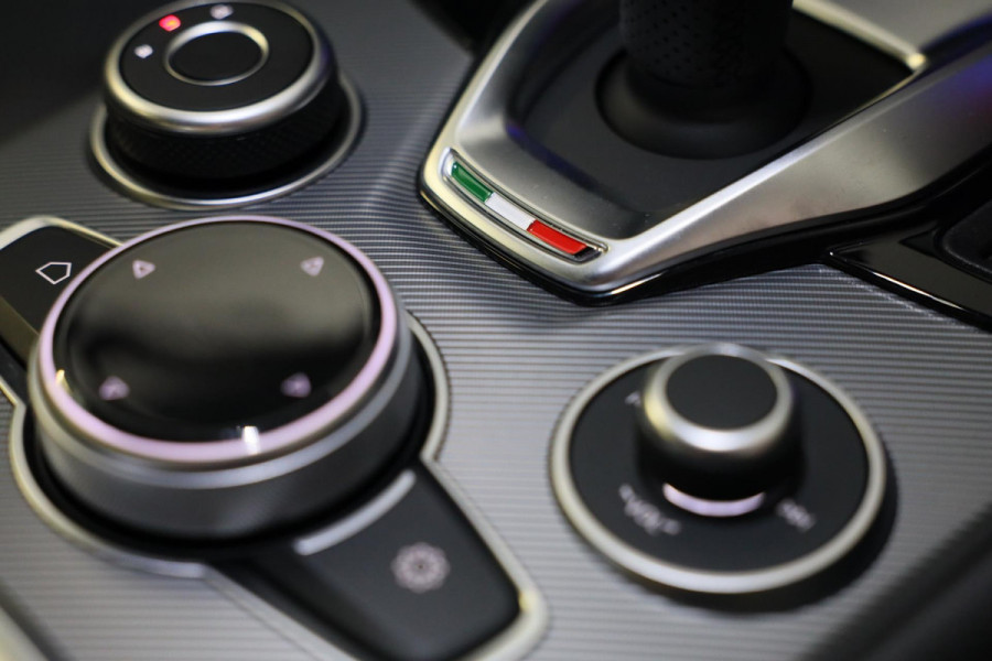 Alfa Romeo Giulia 2.0 T GME AWD Tributo Italiano / FACELIFT / Digital Cockpit / Acc / HK / Leder / Elek Stoelen / Camera / 19 Inch