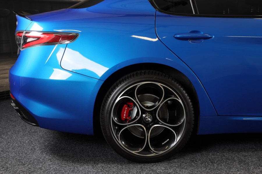 Alfa Romeo Giulia 2.0 T GME AWD Tributo Italiano / FACELIFT / Digital Cockpit / Acc / HK / Leder / Elek Stoelen / Camera / 19 Inch