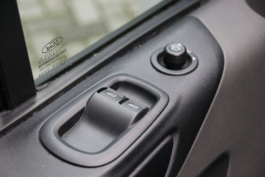 Ford Transit Custom 300 2.0 TDCI L2H1 Raptor Edition | CarPlay | Navigatie | Camera | Stoelverwarming | Dodehoek detector | DAB | 3-Zitter | Dealer onderhouden | Nieuwe APK