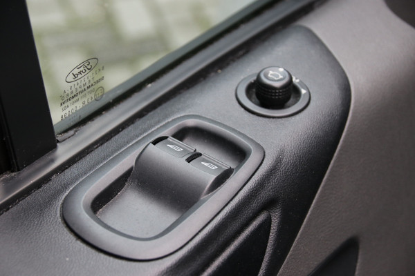 Ford Transit Custom 300 2.0 TDCI L2H1 Raptor Edition | CarPlay | Navigatie | Camera | Stoelverwarming | Dodehoek detector | DAB | 3-Zitter | Dealer onderhouden | Nieuwe APK