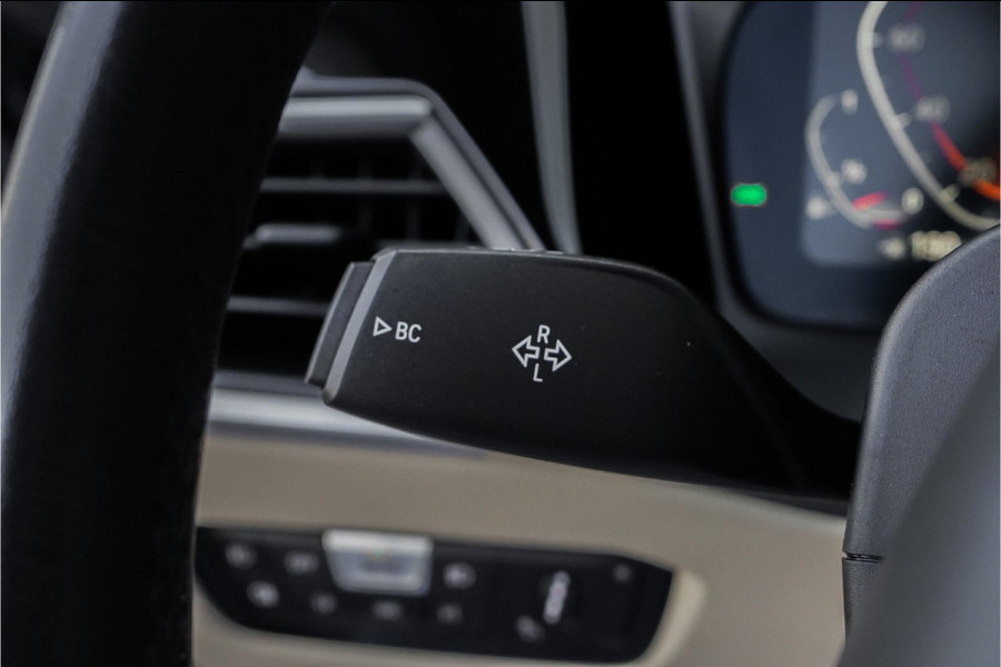 BMW 3-serie 320i High Exec Ed Schuifdak Trekhaak HUD 1e Eig
