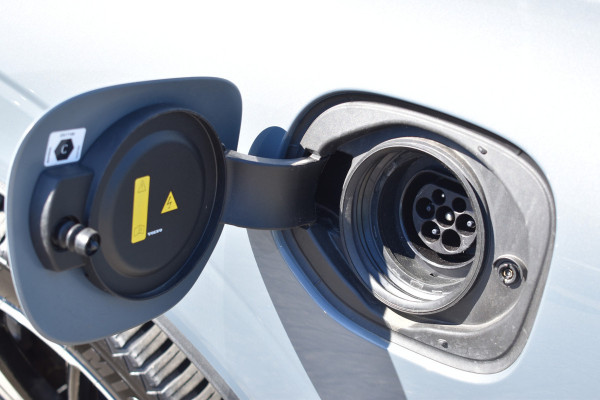 Volvo XC60 T6 Plug-in hybrid AWD Ultimate Dark | Luchtvering | 21" velgen | Trekhaak | HUD | H&K | ACC | Blis | 360 camera