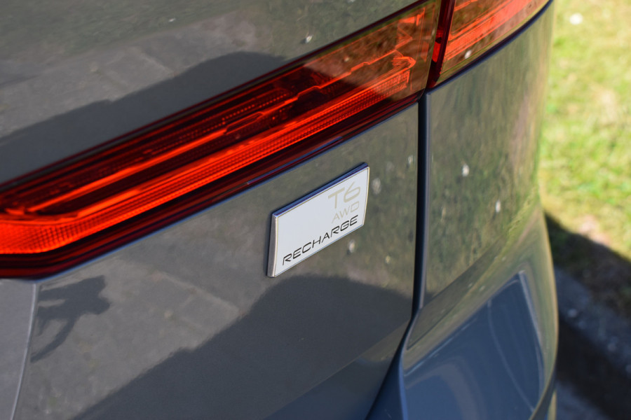 Volvo XC60 T6 Plug-in hybrid AWD Ultimate Dark | Luchtvering | 21" velgen | Trekhaak | HUD | H&K | ACC | Blis | 360 camera