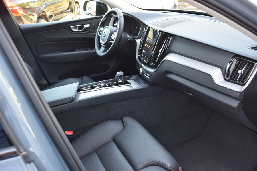 Volvo XC60 T6 Plug-in hybrid AWD Ultimate Dark | Luchtvering | 21" velgen | Trekhaak | HUD | H&K | ACC | Blis | 360 camera