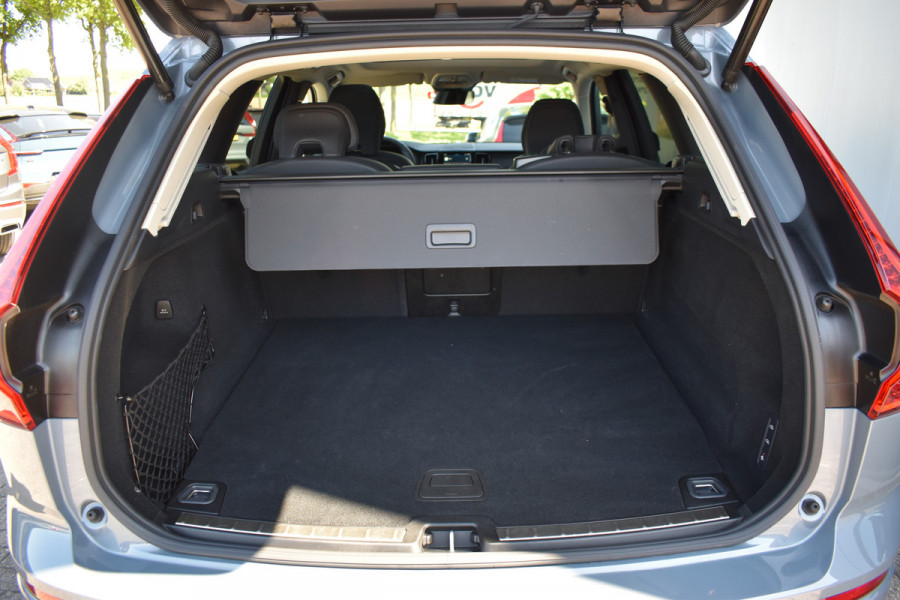 Volvo XC60 T6 Plug-in hybrid AWD Ultimate Dark | Luchtvering | 21" velgen | Trekhaak | HUD | H&K | ACC | Blis | 360 camera