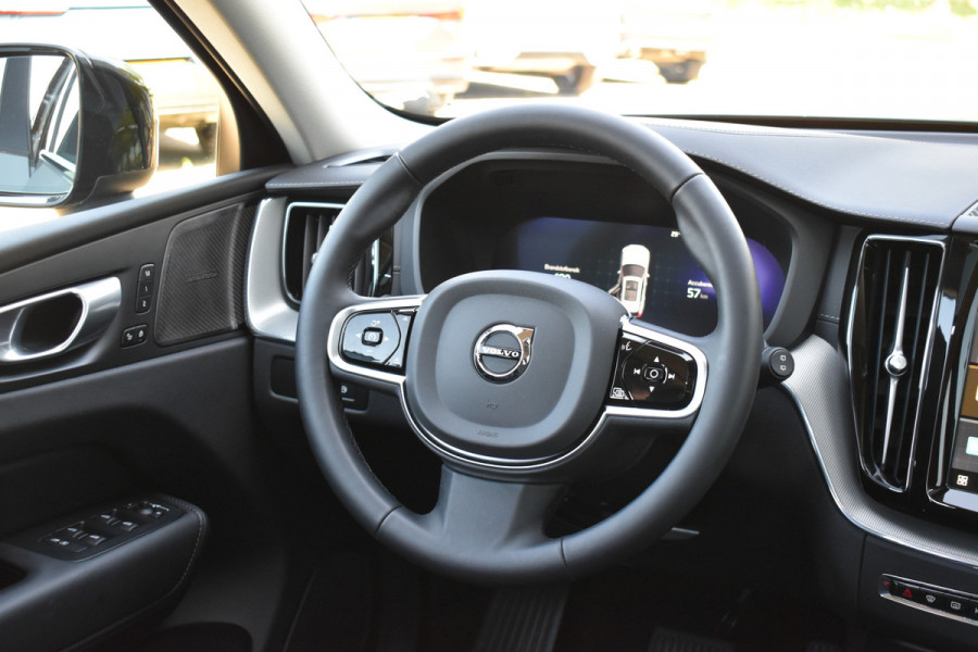 Volvo XC60 T6 Plug-in hybrid AWD Ultimate Dark | Luchtvering | 21" velgen | Trekhaak | HUD | H&K | ACC | Blis | 360 camera