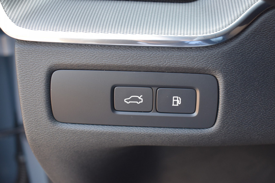 Volvo XC60 T6 Plug-in hybrid AWD Ultimate Dark | Luchtvering | 21" velgen | Trekhaak | HUD | H&K | ACC | Blis | 360 camera