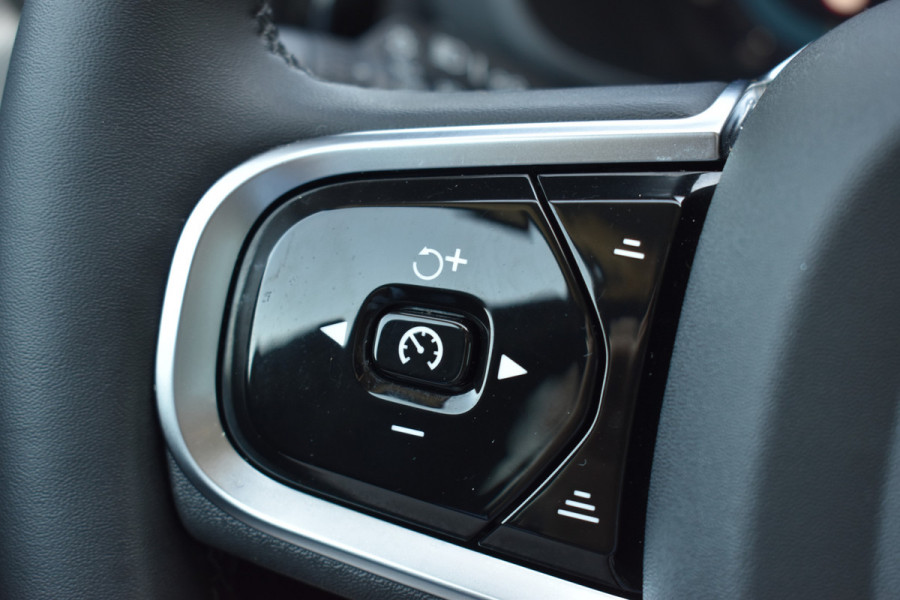 Volvo XC60 T6 Plug-in hybrid AWD Ultimate Dark | Luchtvering | 21" velgen | Trekhaak | HUD | H&K | ACC | Blis | 360 camera