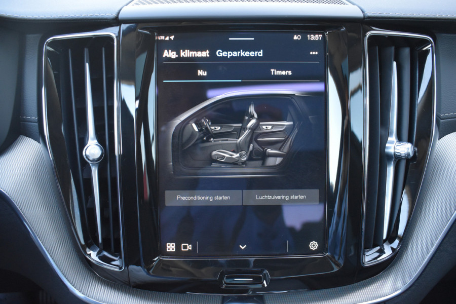 Volvo XC60 T6 Plug-in hybrid AWD Ultimate Dark | Luchtvering | 21" velgen | Trekhaak | HUD | H&K | ACC | Blis | 360 camera