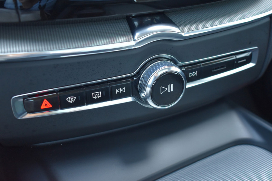 Volvo XC60 T6 Plug-in hybrid AWD Ultimate Dark | Luchtvering | 21" velgen | Trekhaak | HUD | H&K | ACC | Blis | 360 camera