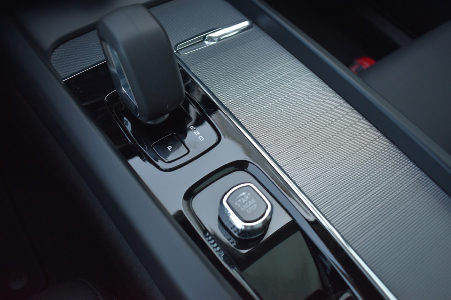 Volvo XC60 T6 Plug-in hybrid AWD Ultimate Dark | Luchtvering | 21" velgen | Trekhaak | HUD | H&K | ACC | Blis | 360 camera
