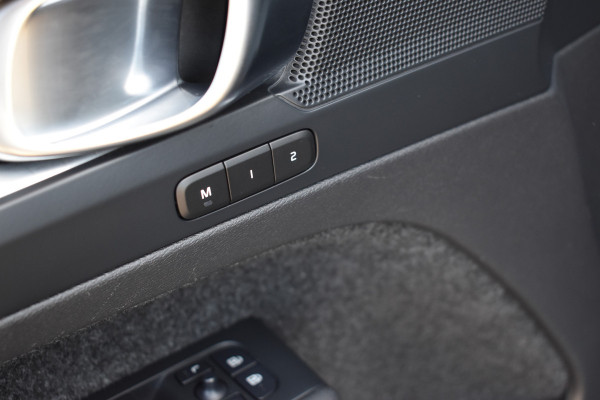 Volvo XC40 T4 211PK Plug-in hybrid Plus Dark | ACC | 360 Camera | Elektr. stoel | Getint glas | Stuurverwarming