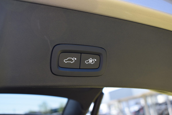 Volvo XC40 T5 262 PK Plug-in hybrid Ultimate Bright | Leder | Panodak | ACC | 360 camera | Stoelverwarming | H&K