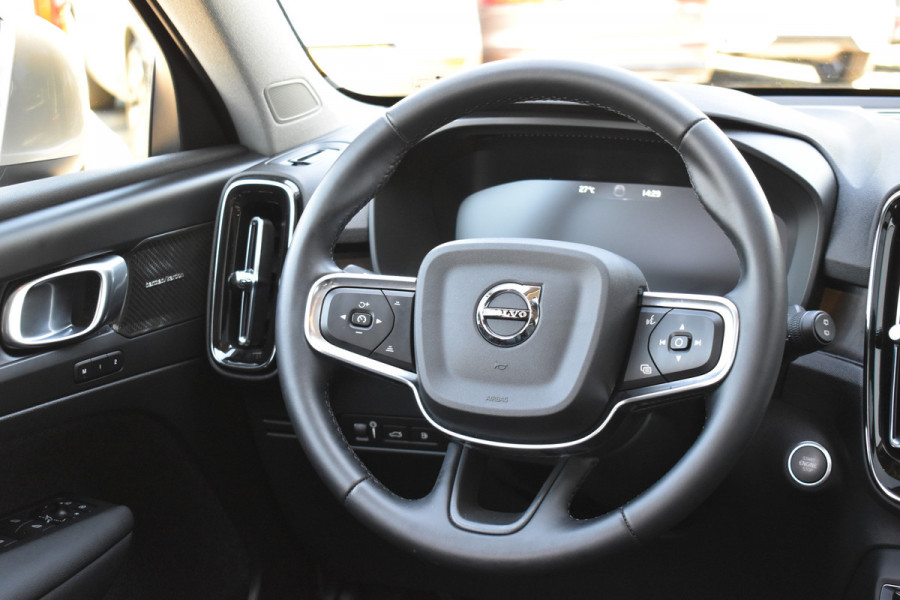 Volvo XC40 T5 262 PK Plug-in hybrid Ultimate Bright | Leder | Panodak | ACC | 360 camera | Stoelverwarming | H&K