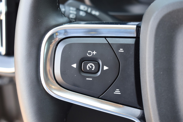 Volvo XC40 T5 262 PK Plug-in hybrid Ultimate Bright | Leder | Panodak | ACC | 360 camera | Stoelverwarming | H&K