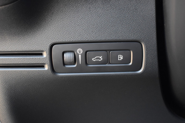 Volvo XC40 T5 262 PK Plug-in hybrid Ultimate Bright | Leder | Panodak | ACC | 360 camera | Stoelverwarming | H&K