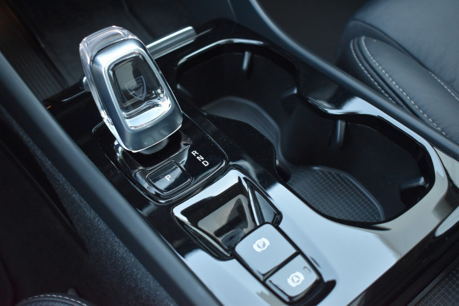Volvo XC40 T5 262 PK Plug-in hybrid Ultimate Bright | Leder | Panodak | ACC | 360 camera | Stoelverwarming | H&K