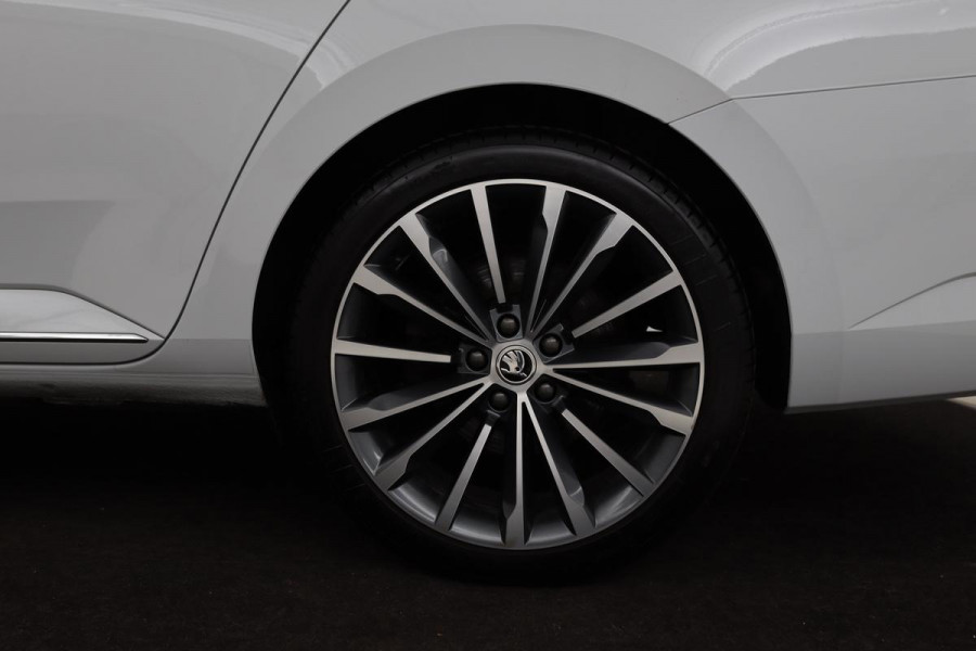 Škoda Superb 1.4 TSI iV Laurin & Klement | Standkachel | Trekhaak | Adaptive cruise | Leder | Sfeerverlichting | Stoel & stuurverwarming | Camera | Carplay | Virtual Cockpit | Achterbankverwarming | PHEV