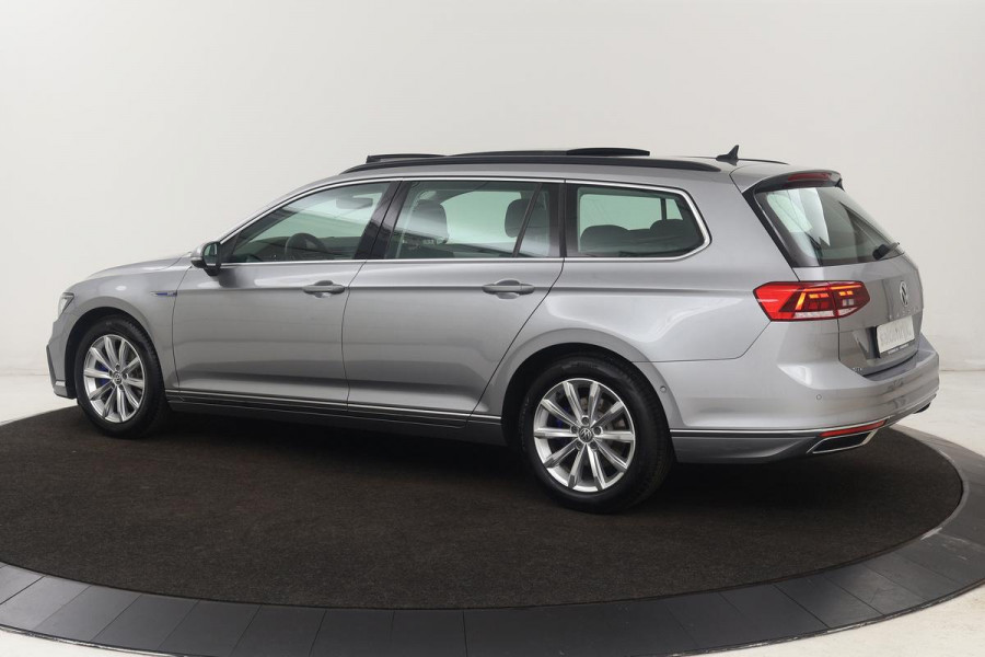 Volkswagen Passat 1.4 TSI PHEV GTE | Panoramadak | Stoelverwarming | Matrix LED | Carplay | Adaptive cruise | Navigatie | Camera | Side Assist | Climate control