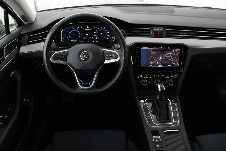 Volkswagen Passat 1.4 TSI PHEV GTE | Panoramadak | Stoelverwarming | Matrix LED | Carplay | Adaptive cruise | Navigatie | Camera | Side Assist | Climate control