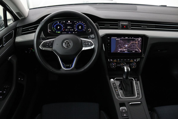 Volkswagen Passat 1.4 TSI PHEV GTE | Panoramadak | Stoelverwarming | Matrix LED | Carplay | Adaptive cruise | Navigatie | Camera | Side Assist | Climate control