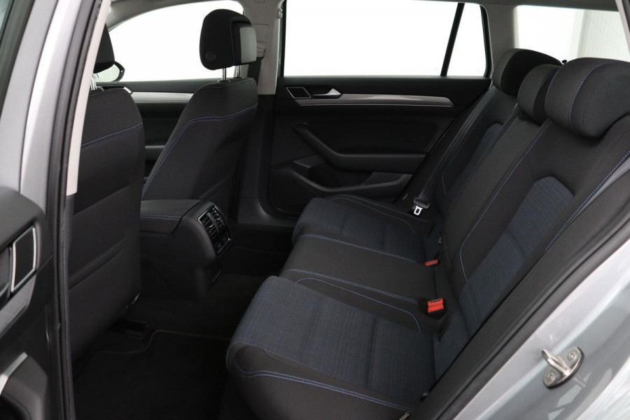 Volkswagen Passat 1.4 TSI PHEV GTE | Panoramadak | Stoelverwarming | Matrix LED | Carplay | Adaptive cruise | Navigatie | Camera | Side Assist | Climate control